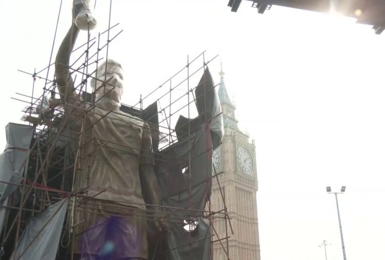 Hindistanda Messinin 21,5 metrlik abidəsi ucaldılır