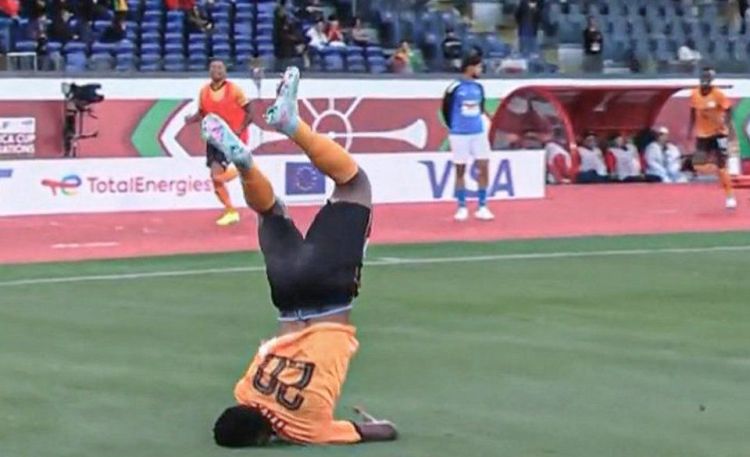 Zambiya millisinin forvardı qol sevincində boynunun üzərinə düşdü  - FOTO