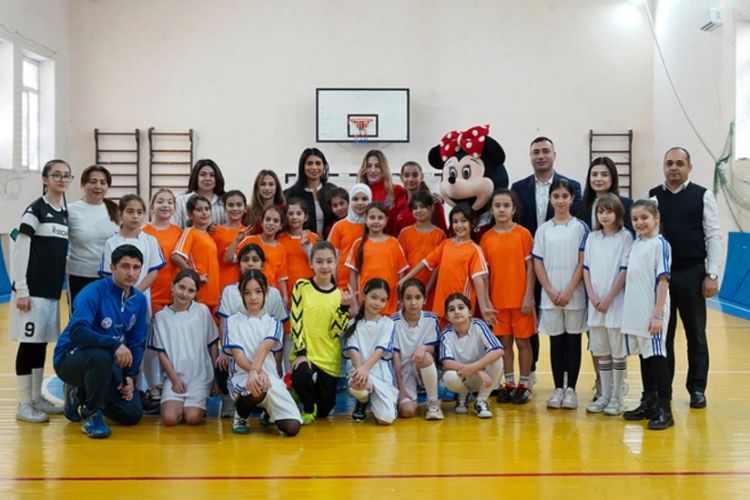 Azərbaycan millisinin futbolçuları şagirdlərlə görüşüblər