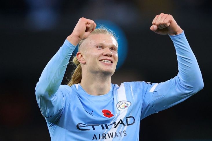 “Mançester Siti”nin ulduzu "Şaxta baba" kostyumunda evləri gəzdi  - FOTO