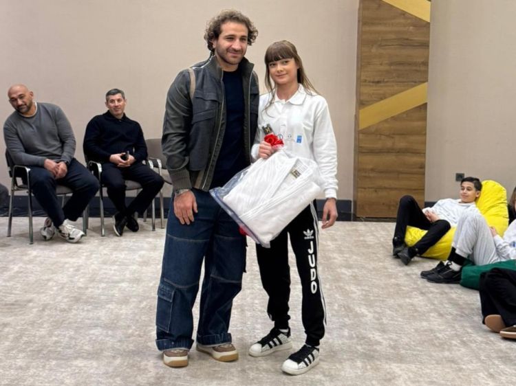 Vətən Müharibəsi Qəhrəmanı Mehrab Niftəliyevin qızına cüdoqi hədiyyə olunub