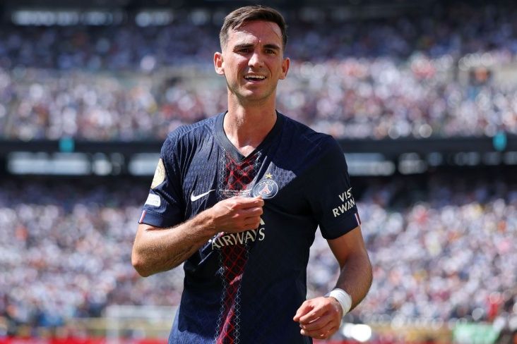 “Qalatasaray” PSJ-nin yarımmüdafiəçisi üçün hərəkətə keçib