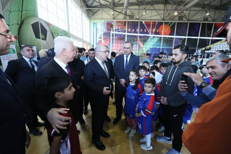 Şahin Bağırov Cəlilabadda yeniyetmə voleybolçularla və məşqçilərlə görüşüb