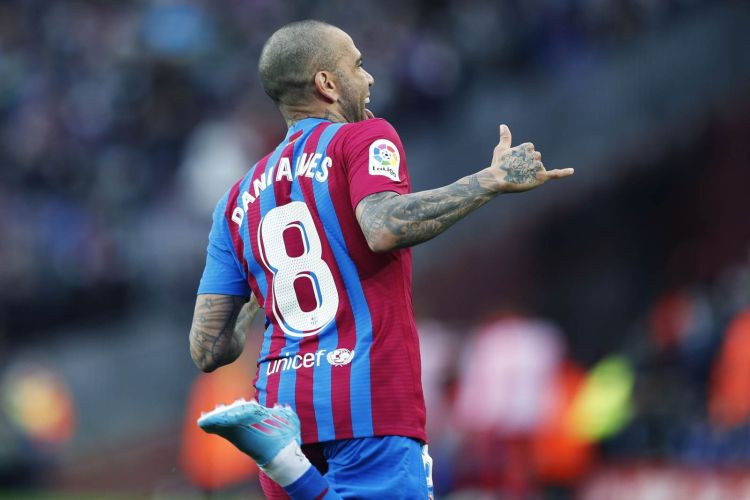 Dani Alveş peşəkar futbola qayıda bilər