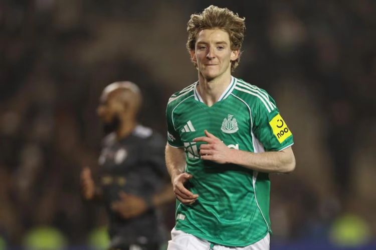 "Qordon mərkəz hücumçusu kimi mükəmməl oyun göstərir"