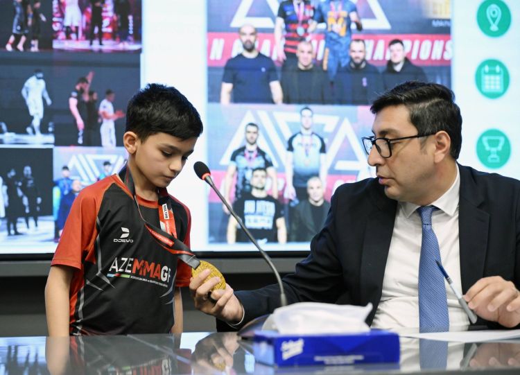 Fərid Qayıbov beynəlxalq yarışlarda uğur qazanan idmançılarla görüşdü