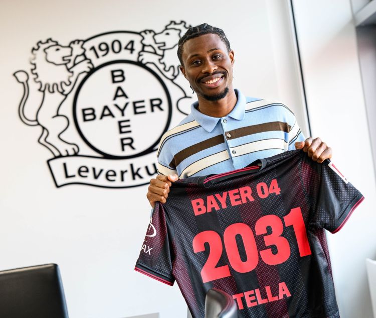 “Bayer” futbolçusu ilə müqaviləni uzatdı