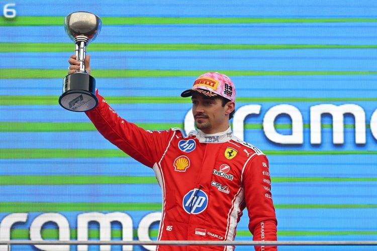 Lekler ilk üçlük sayında əfsanələrlə eyni sırada