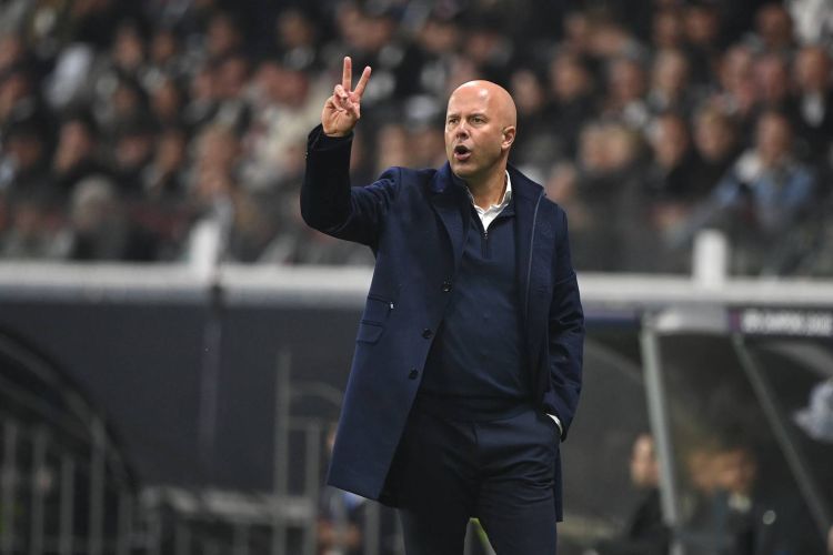 Arne Slot “Liverpul”da qalır