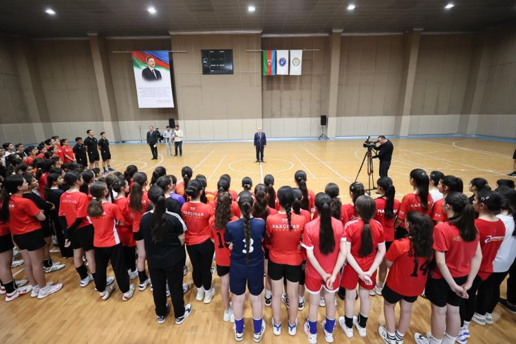 Azərbaycan Voleybol Federasiyasının prezidenti Naxçıvanda yeniyetmə voleybolçularla görüşüb