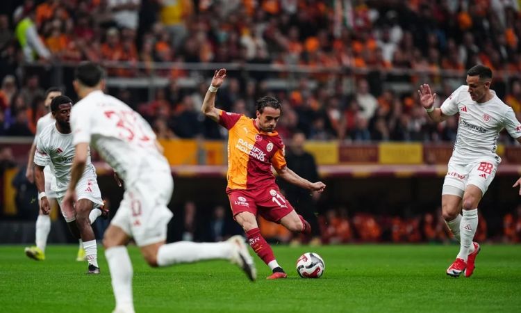 “Qalatasaray” möhtəşəm qələbə ilə Türkiyə çempionluğunu rəsmiləşdirdi