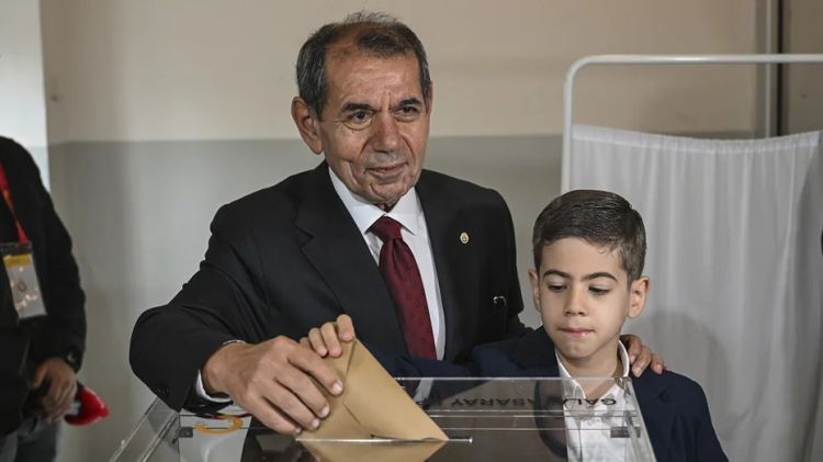 Dursun Özbek yenidən “Qalatasaray”ın prezidenti seçilib