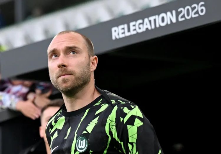 Eriksen yenidən hər kəsi qorxutdu  - Meydanda huşunu itirdi