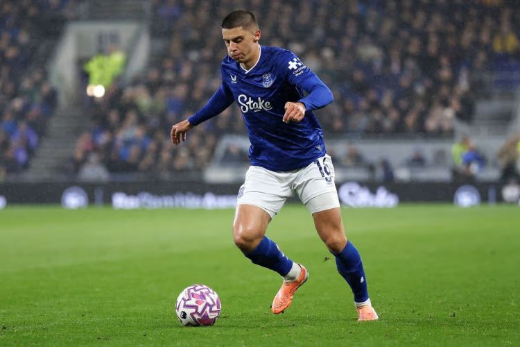 "Everton" ukraynalı müdafiəçi ilə müqaviləni uzatdı