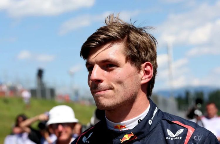 Verstappen “Red Bull”da qalmaq istəyir