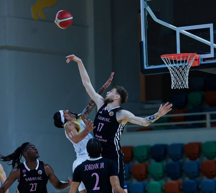 "Sabah" ukraynalı basketbolçu ilə vidalaşdı