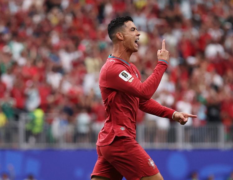 FİFA prezidenti Ronaldonu təbrik etdi