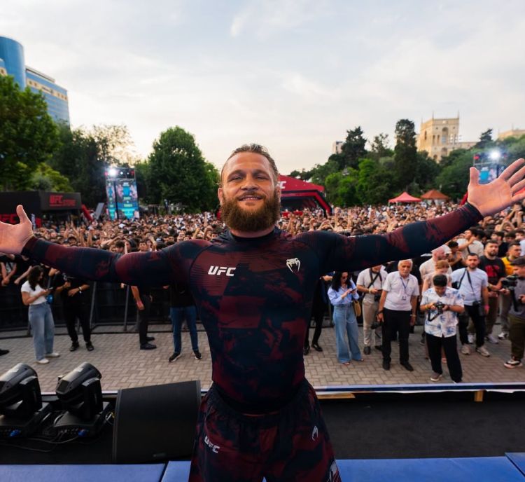 UFC döyüşçüləri Bakıda azarkeşlərlə görüşdülər