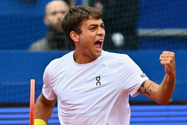 İtaliyalı tennisçi Uimbldonda yoluna davam edir