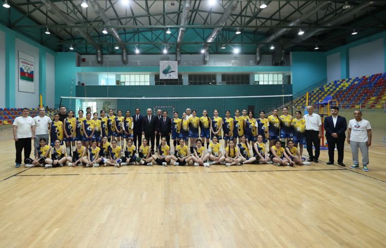 Şahin Bağırov Qazaxda gənc voleybolçular və onların valideynləri ilə görüşdü