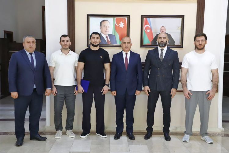 Məcid Seyidov "UFC Fight Night Baku" turnirinin qalibi olan idmançı Fərman Həsənovu qəbul edib 
