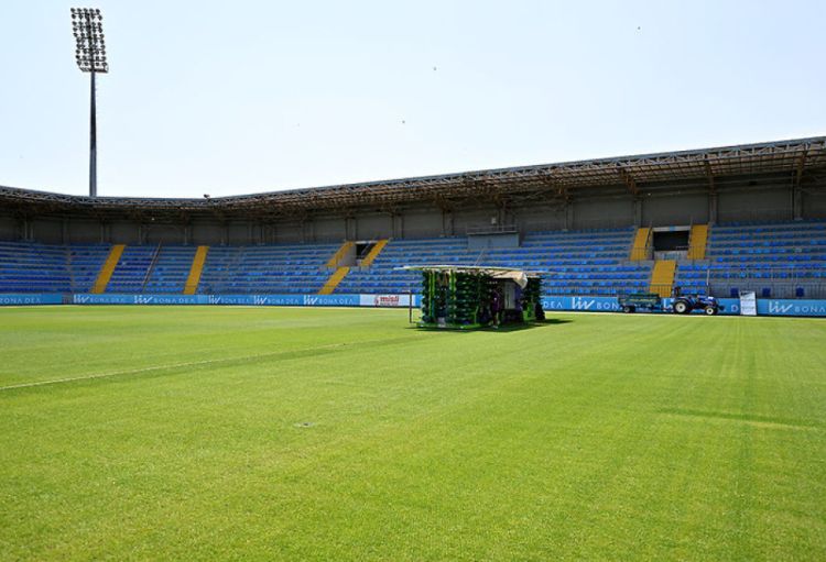 “Liv Bona Dea Arena”da ot örtüyü yenilənir