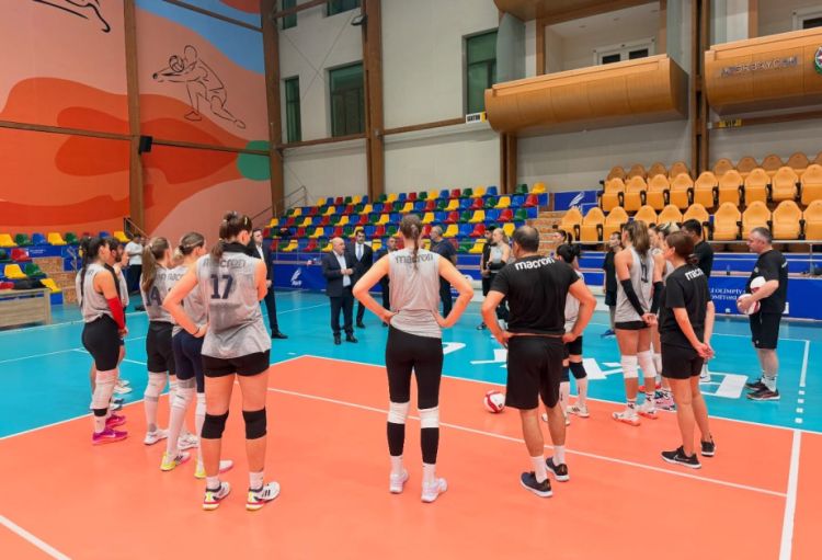 AVF prezidenti qadın voleybol millisi ilə görüşdü