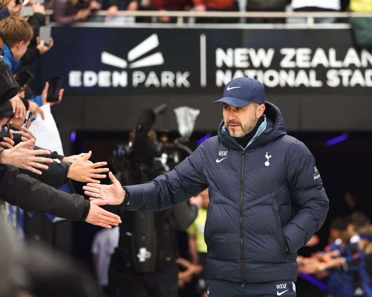 De Zerbi futbolçularını Yeni Zelandiyaya apardı