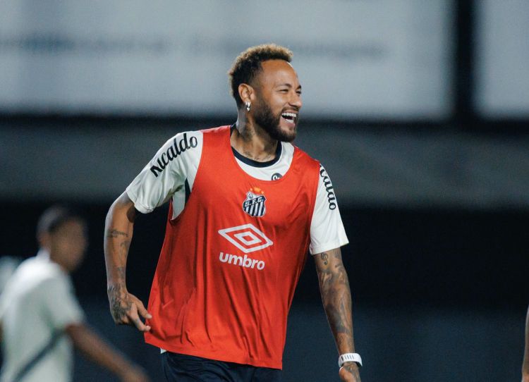 Neymar "Santos"un məşqlərinə qayıtdı