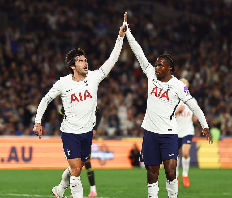 "Tottenhem" 10 nəfərlə "Çelsi"ni üstələdi