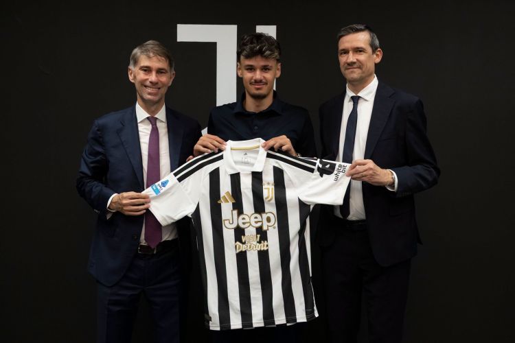 "Yuventus" bosniyalı yarımmüdafiəçini transfer etdi