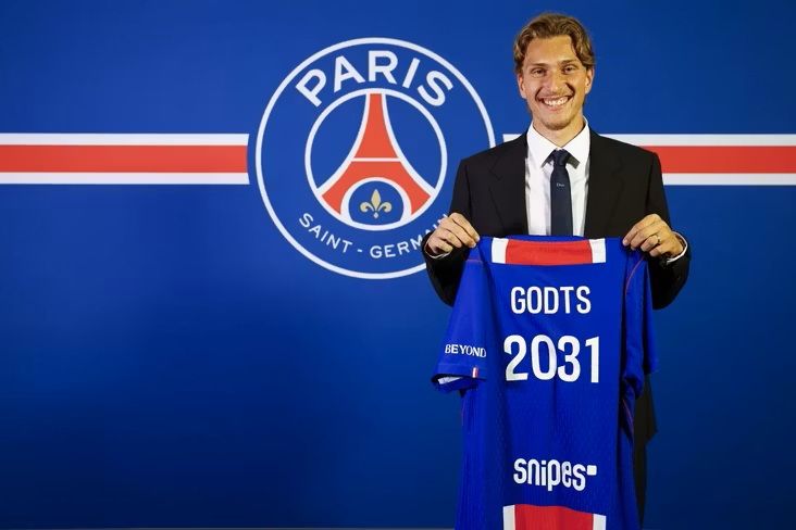 PSJ “Ayaks”ın futbolçusunu transfer etdi