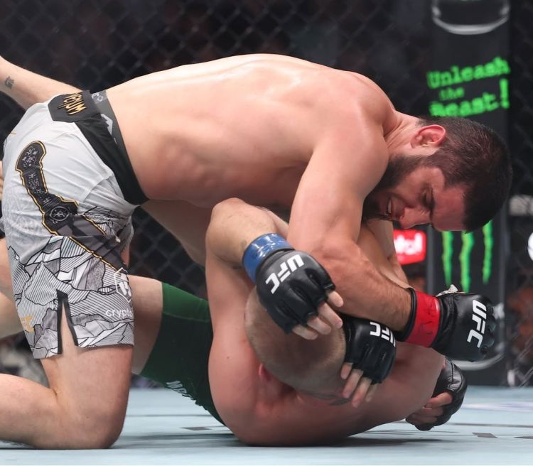 İslam Maxaçev UFC 330-da titulunu qorudu