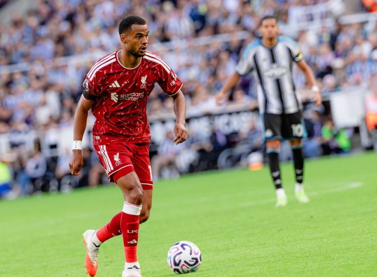 “Liverpul” Kodi Qakponu yalnız iki vinger transfer edəcəyi halda buraxacaq