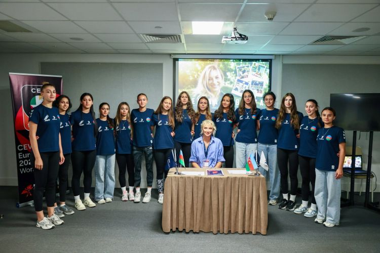 Yelena Şabovta Bakıda gənc voleybolçularla görüşüb