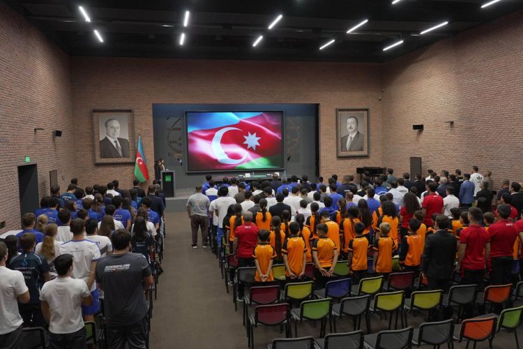 Fərid Qayıbov medal qazanan idmançılarla görüşdü