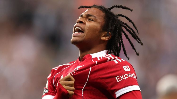 “Liverpul” 18 yaşlı vingeri ilə yeni müqavilə imzalayacaq