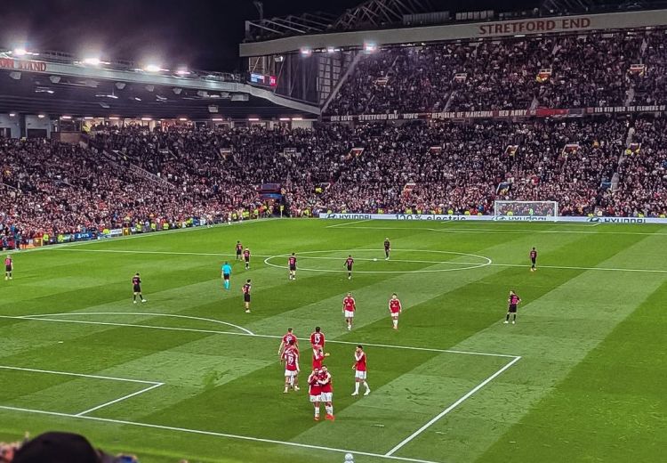 “Mançester Yunayted” stadionunun ot örtüyünü satışa çıxardı