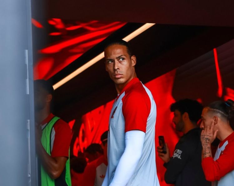 “Liverpul” Van Deykin varisi kimi Niderland millisinin müdafiəçisini istəyir