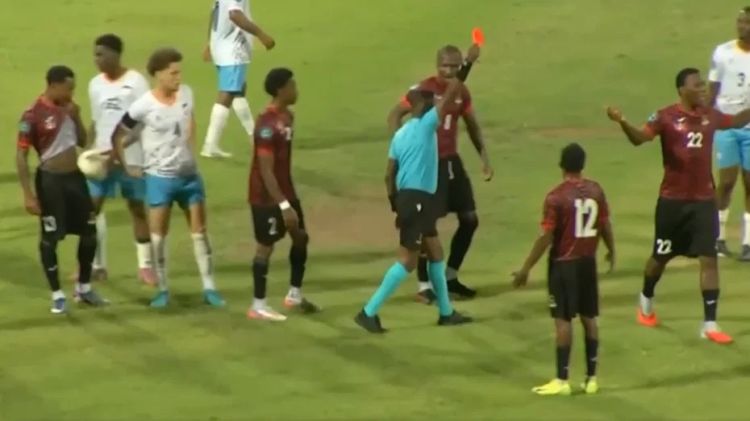 Uzun saçlarını çəkdilər, iki futbolçu qırmızı vərəqə aldı    - Futbolda GÖRÜNMƏMİŞ HADİSƏ - FOTOLAR
