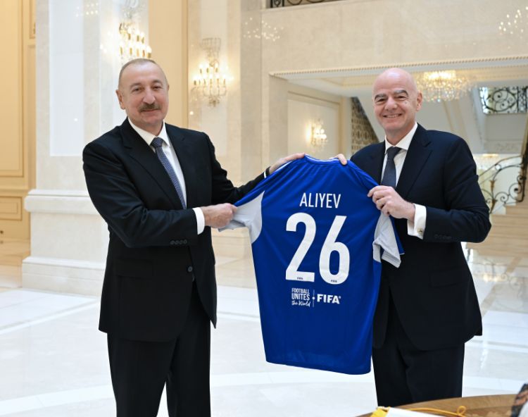 FIFA prezidenti Prezident İlham Əliyevə forma, top və xatirə hədiyyələri verib - FOTOLAR