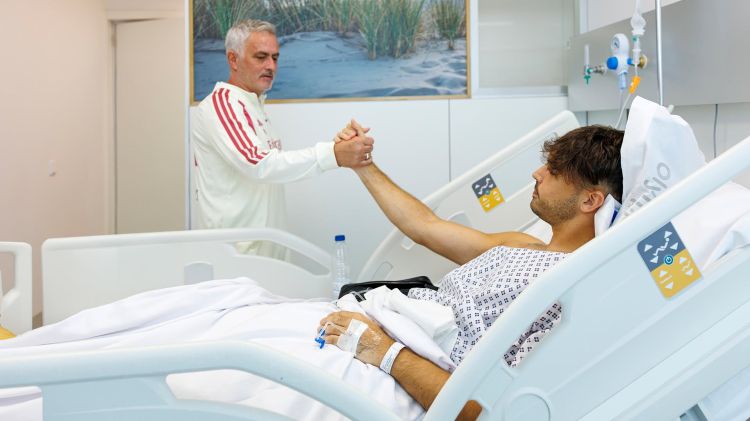Joze Mourinyo əməliyyat olunan “Real” müdafiəçisinə baş çəkdi