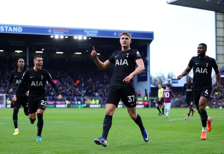 “Liverpul” “Tottenhem”in müdafiəçisini transfer etmək istəyir