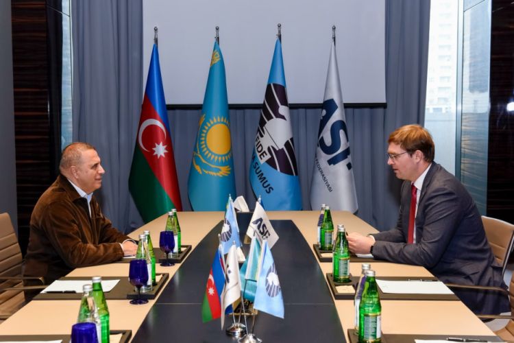 FIDE-nin yeni prezidenti Timur Turlov Bakıya gəlib