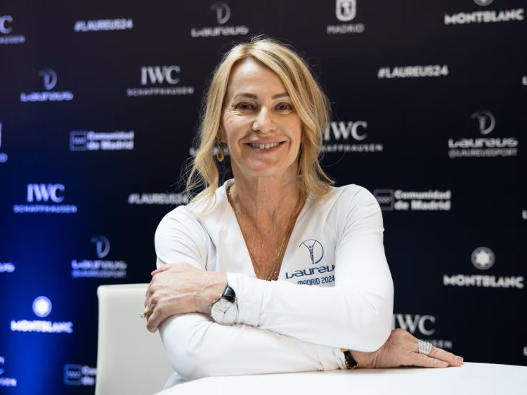 Nadya Komaneçi Bakıda dünya çempionatının iştirakçılarına müraciət edib