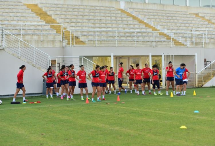 Azərbaycanın qadın futbol millisi Türkiyədə təlim-məşq toplanışına başlayıb