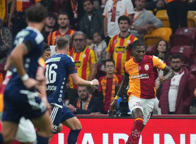 “Qalatasaray” azlıqda qalmasına baxmayaraq qələbə qazandı