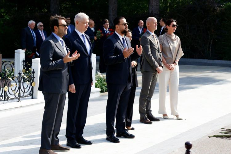 Beynəlxalq paralimpiya nümayəndələri Fəxri xiyabanı və Şəhidlər xiyabanını ziyarət ediblər