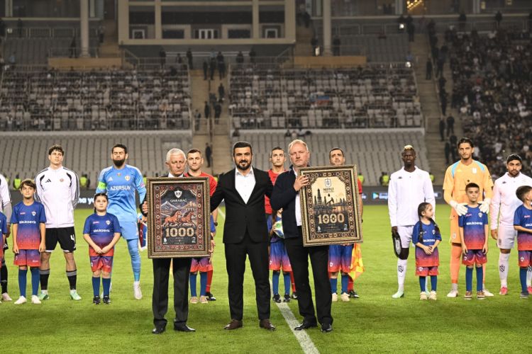 PFL “Qarabağ” və “Neftçi”yə 1000-ci oyunlarına görə mükafat təqdim edib