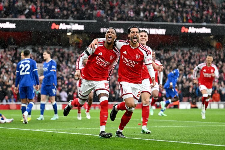 “Arsenal” “Everton”u məğlub edərək liderlə xallarını bərabərləşdirdi